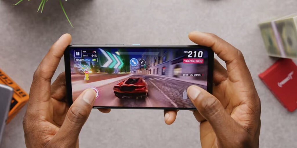 Asus Rog Phone ULTIMATE llega pisando fuerte en el mercado de los teléfonos orientados a los gamers.
